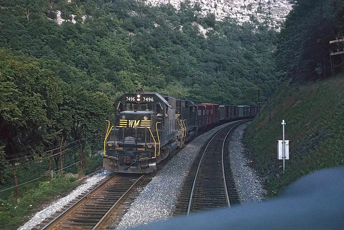 Western Maryland SD40 7496 going through Cumberland Narrows, Cumberland, MD (23554582654)