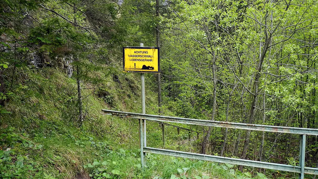 Hintere Tormäuer Warnschild vor Wasserschwall der Erlaufkraftwerke