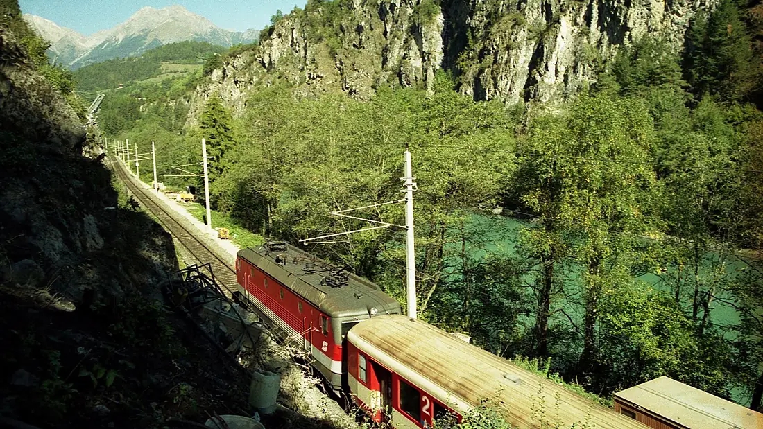Arlbergbahn km052 Innschlucht Pitze20010926 regio4