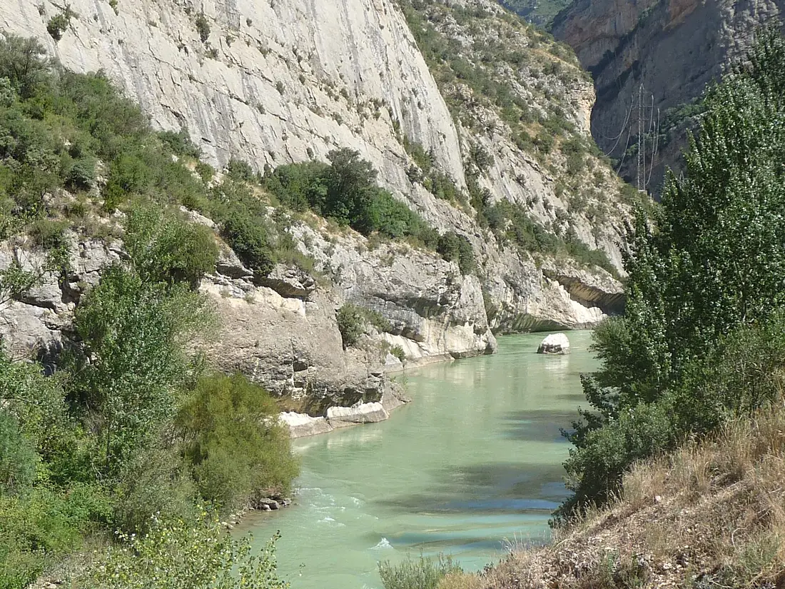 Pas de terradets sobre el pont antic - panoramio