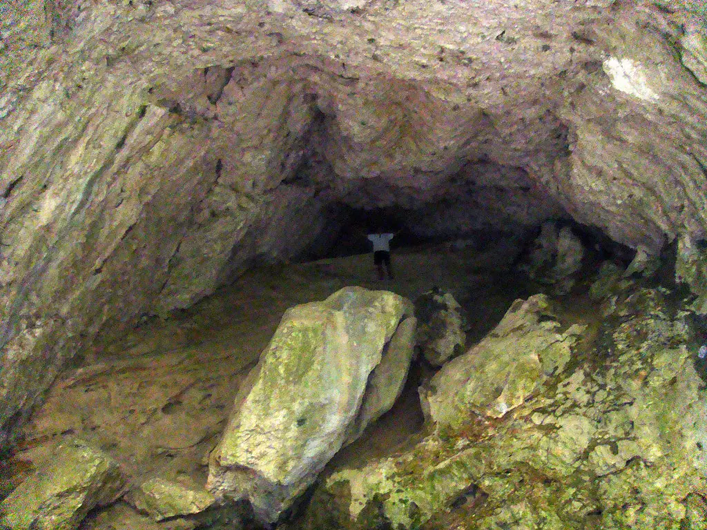 Abri sous roche dans les gorges de Régalon