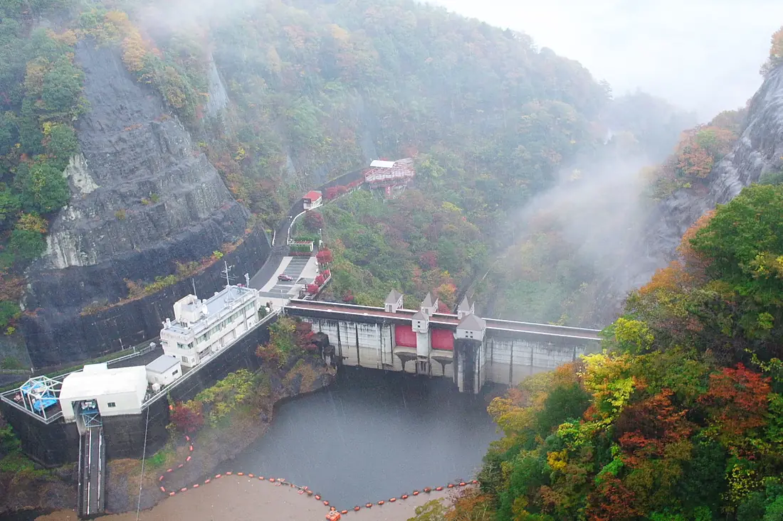 Colored leaves at Ryujinkyo ravine (6367543301)