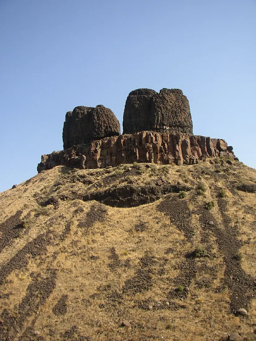 Wallula-Gap-the-sisters