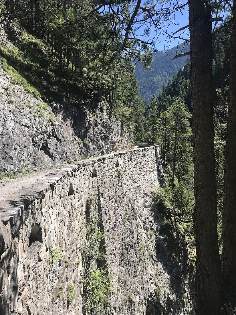 Alte Kantonsstrasse durch die Zügenschlucht